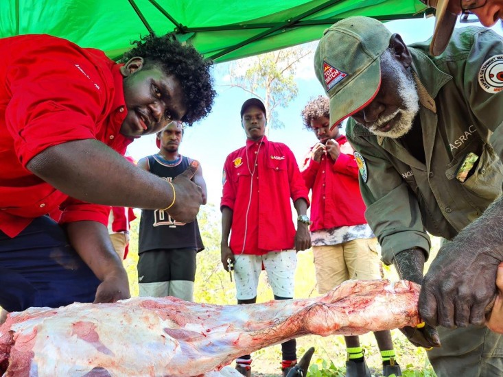 Ranger Peter Djigirr showing students how to cut the hoof off at the knuckle.